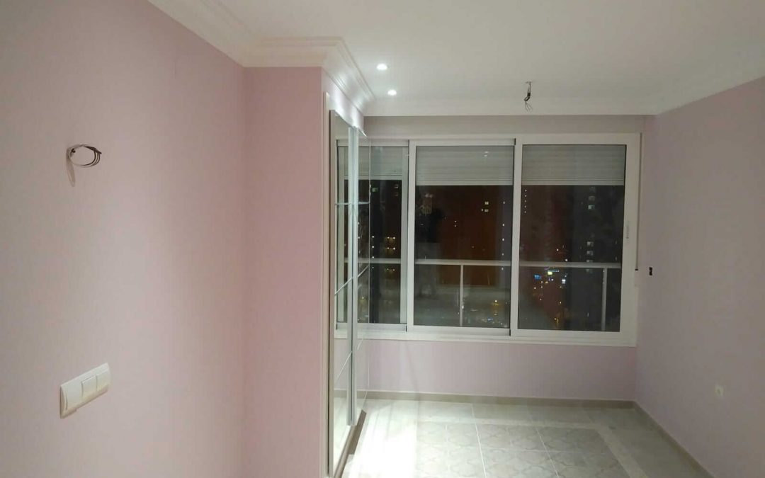 Reforma de solado con mural y montaje armario